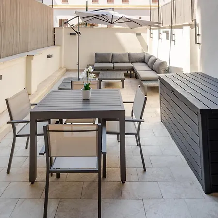 Luxury With Terrace شقة